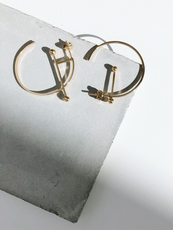 Kolczyki asymetryczne kółka re5 złoto minimalistyczna biżuteria moie